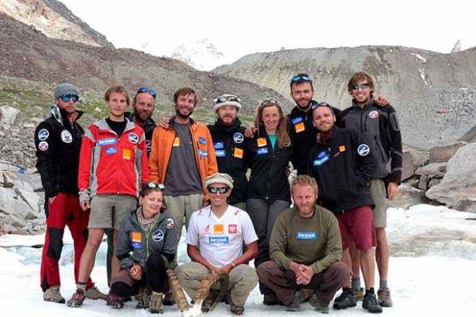 Uczestnicy wyprawy Afganistan 2010 koło bazy (fot. Maciej Ostrowski)