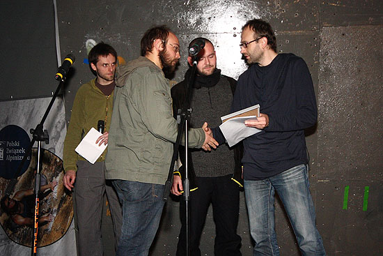 Mateusz Solecki oraz Marcin Banasiak odbierają z rąk Marcina Koszałki wyróżnienia KFG 2009 (fot. Adam Kokot)
