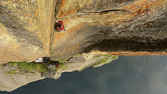 Efektowne zacięcie na jednym z grenlandzkich klifów (fot. arch. Nicolas Favresse)